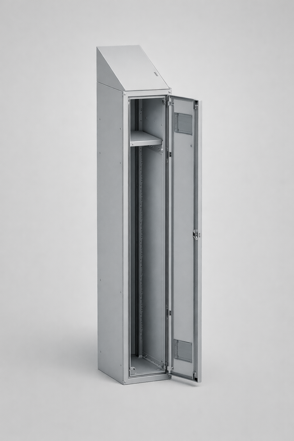 MSUV lockers with electrical equipment — A line of MSUV lockers for changing rooms, staff areas, schools and shared facilities where the storage function has to be paired with sockets or charging equipment inside the cabinet system.